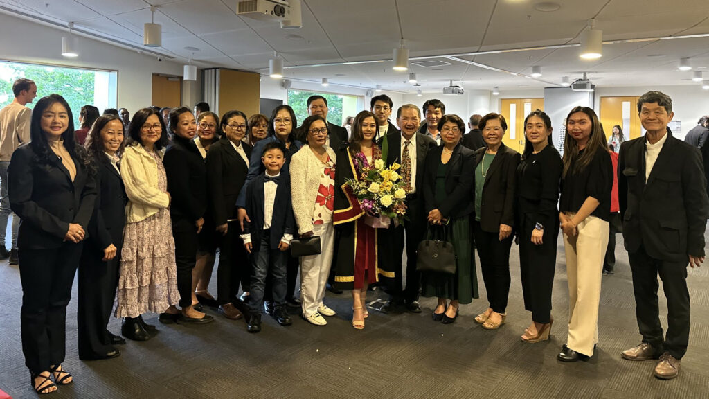 រូបថត «គ្រួសារ មិត្តភក្តិ និងតំណាងសមាគមខ្មែរ ចូលរួមអប់អរសាទរដល់កញ្ញា តាន់ សុផាណែត ដែលជាប់ឆ្នោតជាចៅហ្វាយក្រុងគ្រីតធឺដង់ដឺណង់ (Greater of Dangdenong) កាលពីថ្ងៃទី១៣ ខែវិច្ឆិកា​ ឆ្នាំ២០២៥។ TFA/Tha Thai