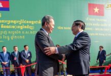 កម្ពុជាបន្តពិធីសម្ពោធច្រកព្រំដែនជាមួយវៀតណាម ទោះថៃបាញ់ប្រហារដោយអាវុធធុនធ្ងន់នៅព្រំដែន