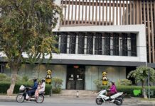 អ្នកឃ្លាំមើលថា ធនាគារជាតិ និងក្រុមហ៊ុនលោក ហ៊ុន តូ ត្រូវទទួលខុសត្រូវលើបញ្ហាប្រាក់អតិថិជន