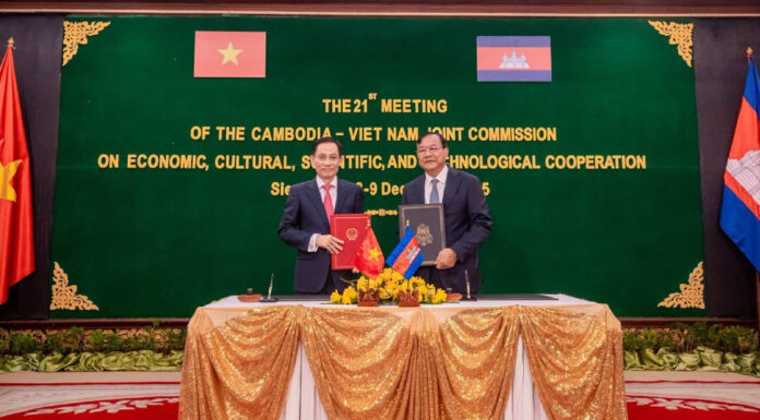 កម្ពុជា-វៀតណាមឯកភាពពង្រឹងទំនាក់ទំនងរវាងកងទ័ព និងប្ដេជ្ញាចិត្តពន្លឿនការងារខណ្ឌសីមា ខណៈកម្ពុជា-ថៃកំពុងប្រយុទ្ធគ្នា