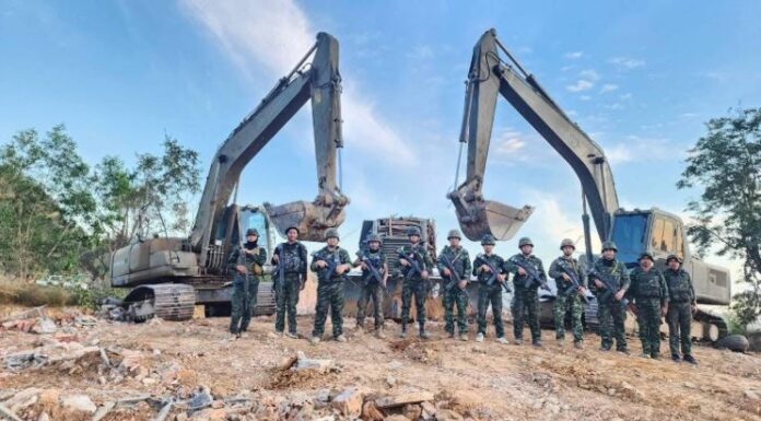 យោធាថៃបង្ហាញរូបភាពឈូសបំផ្លាញរូបសំណាកតាអ៊ុំលើភ្នំអានសេះក្នុងដីខ្មែរ