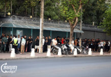 ជនបរទេសដែលសម្រុកចេញពីអគារអនឡាញនាំគ្នាទៅស្ថានទូតធ្វើឯកសារទៅប្រទេសកំណើត