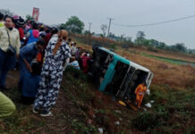 ឡានដឹកកម្មករ៧០នាក់ជួបគ្រោះថ្នាក់ចរាចរណ៍ បណ្ដាលឱ្យអ្នកខ្លះបាក់ជើង និងបែកក្បាលធ្ងន់ធ្ងរ