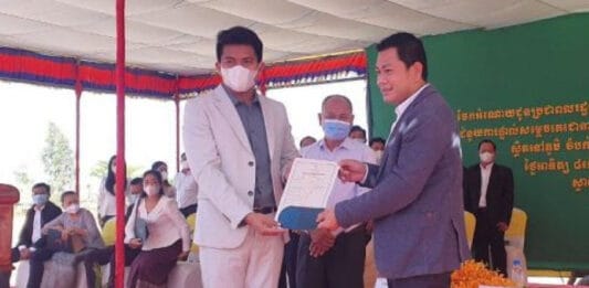 អតិថិជនចាញ់បោកក្រុមហ៊ុនភូមិខ្មែរគ្រុបទាមទារឲ្យអាជ្ញាធរស្វាយរៀងពន្លឿនប្រគល់ដីជូនពួកគាត់