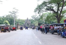 អ្នករត់ម៉ូតូកង់បីនៅខេត្តសៀមរាបត្អូញត្អែរថាខ្សត់ភ្ញៀវទេសចរបរទេស