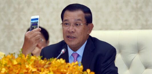 លោក ហ៊ុន សែន រងការរិះគន់ថា ជាមេដឹកនាំចូលចិត្តឈឺឆ្អាលរឿងជីវិតស្នេហាឯកជនពលរដ្ឋលើបណ្ដាញសង្គម