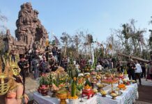 ថៃធ្វើពិធីបួងសួងនៅប្រាសាទតាក្របី និងត្រៀមជួសជុលឡើងវិញ ក្រោយទាហានថៃបាញ់កម្ទេចពេលសង្គ្រាមឈ្លានពានកម្ពុជា