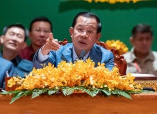 លោក ហ៊ុន សែន ដែលធ្លាប់ជេរប្រមាថអ្នកដទៃតាមមេក្រូ ព្រមានចាត់ការលើស្ត្រីជេរគ្នាតាមបណ្ដាញសង្គម