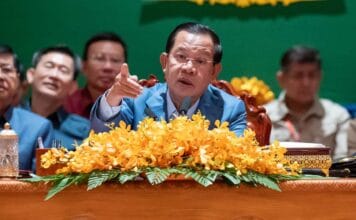 លោក ហ៊ុន សែន សរសើរថៃដែលហ៊ានរិះគន់មេដឹកនាំ តែលោកបន្តចាប់ពលរដ្ឋខ្មែររឿងរិះគន់បញ្ហាព្រំដែន