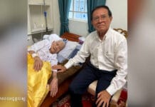 លោក ហ៊ុន សែន លើកលែងទោសជាប់ពន្ធនាគារឲ្យលោក កឹម សុខា ប៉ុន្ដែគ្មានសិទ្ធិធ្វើនយោបាយ Cambodian opposition leader Kem Sokha receives royal pardon