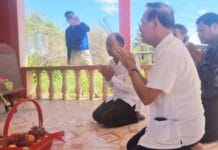 លោក កឹម សុខា ចុះទៅគោរពវិញ្ញាណក្ខន្ធដូនតានៅស្រុកកំណើត ខណៈស្ថានទូតបរទេសស្នើ ឱ្យរដ្ឋាភិបាលស្ដារលទ្ធិប្រជាធិបតេយ្យ