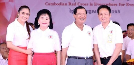 លោក ហ៊ុន សែន រងការរិះគន់ថា មិនអើពើពីទុក្ខលំបាកជនរងគ្រោះ ដែលដោះស្រាយឱ្យតែលោក ហេង ឡុង
