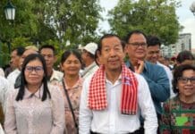 ពលរដ្ឋ សកម្មជន និងអ្នកឃ្លាំមើលថា ការសម្រេចផ្ដន្ទាទោសលោក រ៉ុង ឈុន មានភាពអយុត្តិធម៌