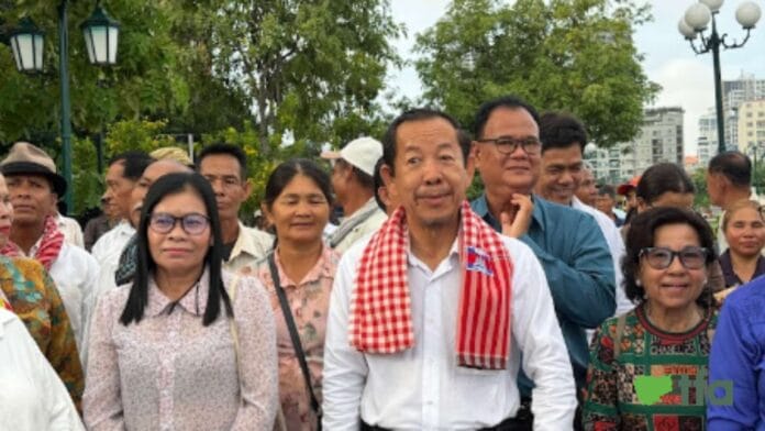 រ៉ុង ឈុន ២៦