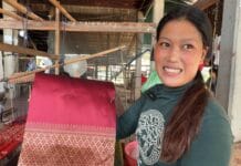 ពលរដ្ឋនៅកោះដាច់តស៊ូរក្សារបរត្បាញពីបុរាណទោះរកប្រាក់កម្រៃបានតិចតួចក្ដី ពលរដ្ឋនៅកោះដាច់តស៊ូរក្សារបរត្បាញពីបុរាណទោះរកប្រាក់កម្រៃបានតិចតួចក្ដី