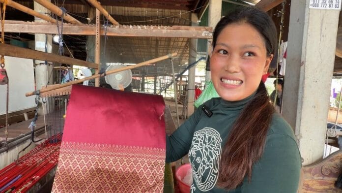 ពលរដ្ឋនៅកោះដាច់តស៊ូរក្សារបរត្បាញពីបុរាណទោះរកប្រាក់កម្រៃបានតិចតួចក្ដី