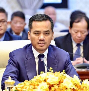 អ្នកឃ្លាំមើលថា រដ្ឋមន្ត្រីក្រសួងមហាផ្ទៃមិនអាចប្រើលុយដើម្បីលុបឈ្មោះចេញពីបញ្ជីទណ្ឌកម្មរបស់អាមេរិកបានឡើយ