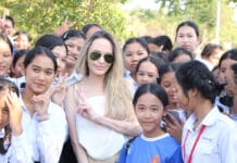 តារាភាពយន្តហូលីវូដ អង់ជេលីណា ចូលី បង្ហោះសារឈឺចាប់មួយ រំឭកខួបមួយឆ្នាំនៃសង្គ្រាមខ្មែរ និងថៃ