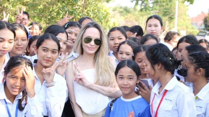 H072426_AngelinaJolie_PKG