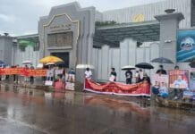 ជនរងគ្រោះហួយវ័ន ផេ ជាង ១រយនាក់បន្តតវ៉ាទាមទារលុយនៅខាងមុខធនាគារជាតិ