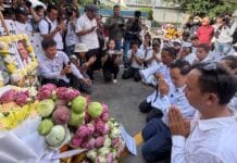 អ្នកគោរពស្រឡាញ់បណ្ឌិត កែម ឡី នាំគ្នាដាក់កម្រងផ្កាគោរពវិញ្ញាណក្ខន្ធខួប១០ឆ្នាំ