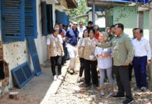 រដ្ឋមន្ត្រីចក្រភពអង់គ្លេសចុះទៅតំបន់ព្រំដែនកម្ពុជា-ថៃ និងទទូចឱ្យមានកិច្ចសន្ទនាដោយសន្តិវិធី