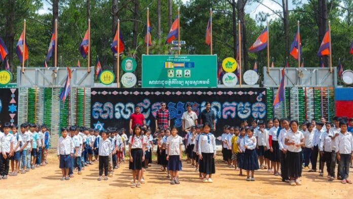 សាលាដូង