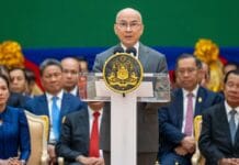 អ្នកឃ្លាំមើលថា ព្រះមហាក្សត្រសរសើរលោក ហ៊ុន សែន ដោយសារមានសម្ពាធ