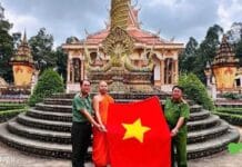 អាជ្ញាធរវៀតណាមរងការរិះគន់ថា បានបង្ខំឱ្យវត្តនៅខ្មែរកម្ពុជាក្រោមដាក់ទង់ជាតិវៀតណាម