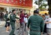 អាជ្ញាធររារាំងនិងស្រែកសម្លុតមិនឱ្យអតិថិជនក្រុមហ៊ុន ហួយ វ័ន តវ៉ានៅមុខស្ថានទូតចិន