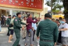 អាជ្ញាធររារាំងនិងស្រែកសម្លុតមិនឱ្យអតិថិជនក្រុមហ៊ុន ហួយ វ័ន តវ៉ានៅមុខស្ថានទូតចិន