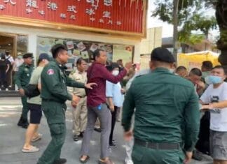 អាជ្ញាធររារាំងនិងស្រែកសម្លុតមិនឱ្យអតិថិជនក្រុមហ៊ុន ហួយ វ័ន តវ៉ានៅមុខស្ថានទូតចិន