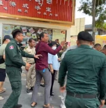 អាជ្ញាធររារាំងនិងស្រែកសម្លុតមិនឱ្យអតិថិជនក្រុមហ៊ុន ហួយ វ័ន តវ៉ានៅមុខស្ថានទូតចិន