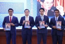 អ្នកឃ្លាំមើលចាត់ទុកការសរសេរសៀវភៅអួតពីលោក ហ៊ុន សែន ជាការលើកតម្កើងហួសហេតុ